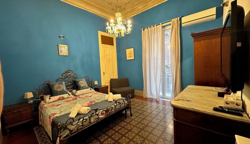 Habitación con 2 camas individuales, baño compartido