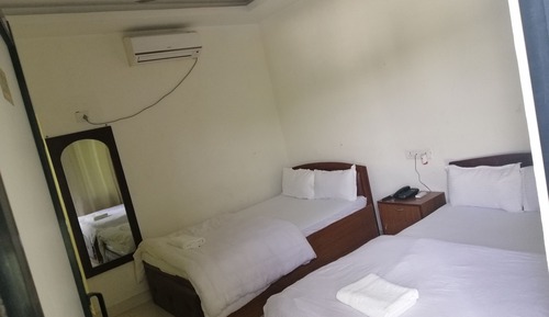 Suite familiar, 2 camas de matrimonio, vistas a la piscina, planta baja