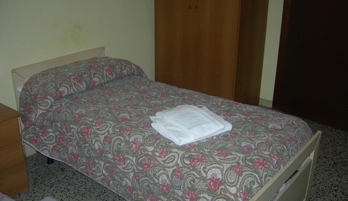 Habitación con 1 cama doble o 2 individuales, baño compartido