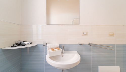 Habitación Business doble, baño privado, vistas a la ciudad (Vista Città bagno interno)