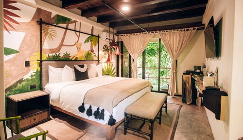 Jungle Suite w/private bathtub