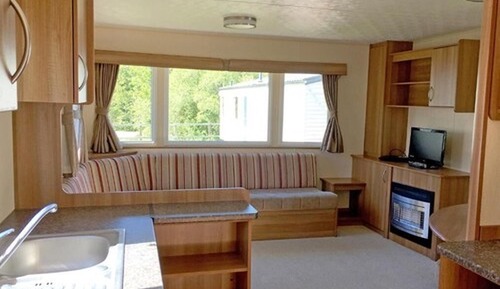 6 Berth Comfort Caravan 3 bed, Pet free