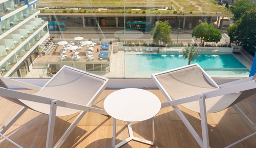 Habitación estándar con 2 camas individuales, vistas a la piscina (2 adultos)