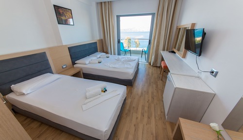 Habitación triple, balcón, vistas al mar