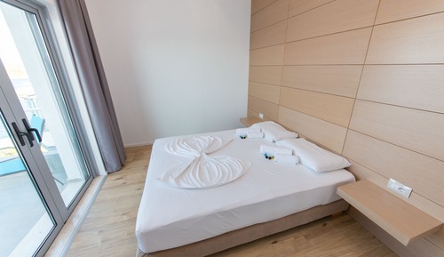 Habitación doble, balcón, vistas parciales al mar