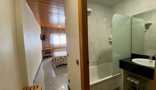 Habitación superior con 1 cama doble o 2 individuales