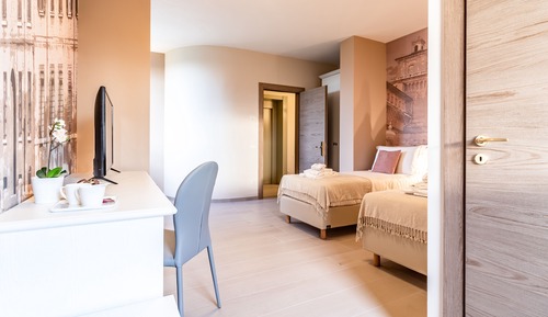 Habitación estándar con 1 cama doble o 2 individuales, vistas a la piscina (Ferrara)