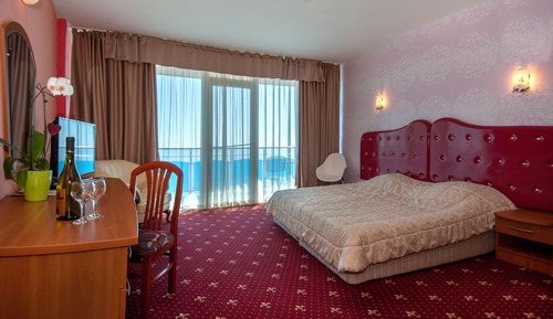 Habitación con 1 cama doble o 2 individuales, balcón, vistas parciales al mar