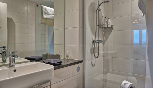 Habitación con 1 cama doble o 2 individuales, baño privado