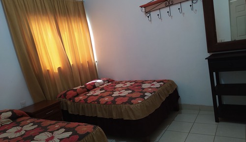 Habitación clásica doble, 2 camas de matrimonio, no fumadores, vistas a la piscina