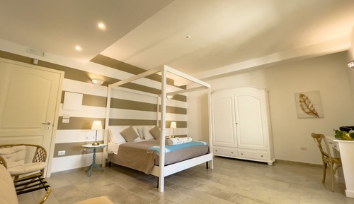 Suite de lujo, 1 cama de matrimonio grande con sofá cama, bañera de hidromasaje, planta baja