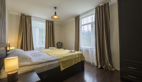 Habitación básica con 1 cama doble o 2 individuales, vistas a la montaña