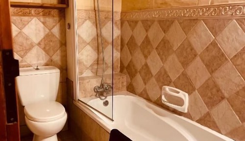 Habitación básica con 2 camas individuales