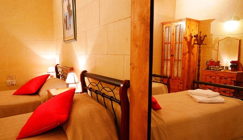 Habitación básica con 2 camas individuales