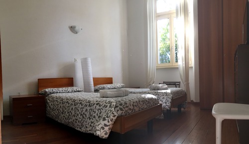 Habitación con 2 camas individuales, balcón
