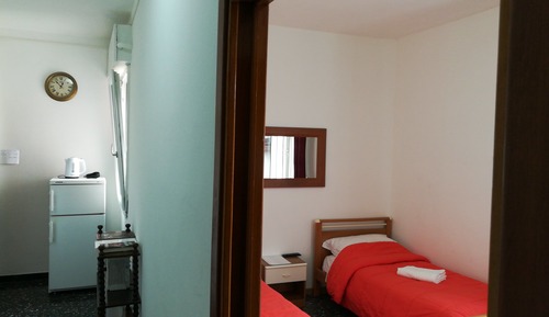 Habitación básica con 1 cama doble o 2 individuales, baño compartido