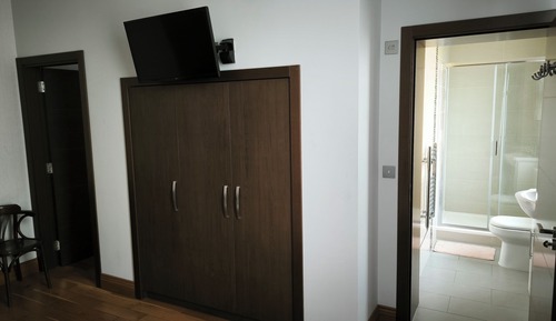Deluxe family room for 4
