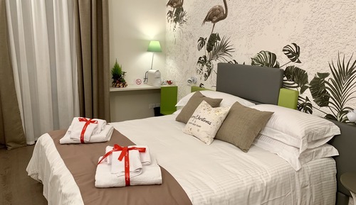 Habitación superior con 1 cama doble o 2 individuales (Flamingo)