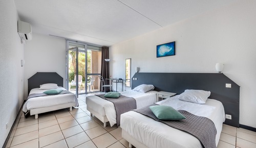 Habitación triple, vistas a la piscina