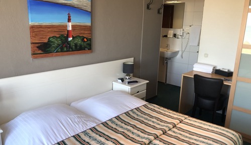 Habitación básica con 1 cama doble o 2 individuales, vistas al mar