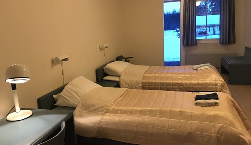 Habitación básica con 2 camas individuales