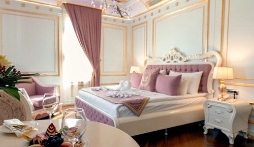 Mansion King suite with Free Spa Access (Self use & Shared)