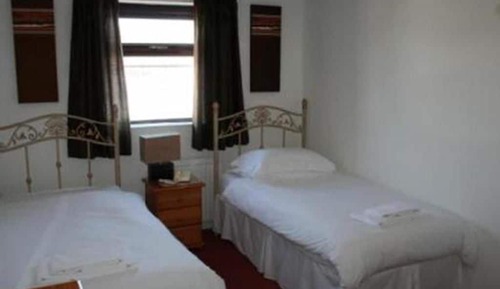 Habitación básica con 2 camas individuales