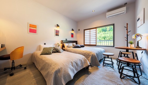 Habitación de diseño con 2 camas individuales, vistas a la montaña