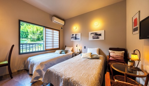 Habitación básica con 2 camas individuales, vistas a la montaña