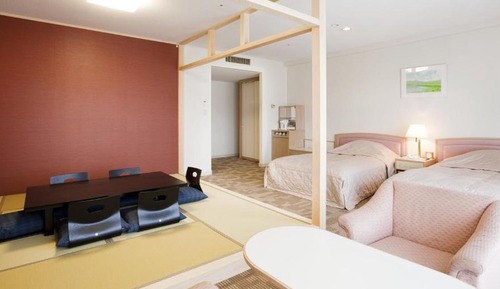 Habitación Confort, barras de apoyo en la bañera