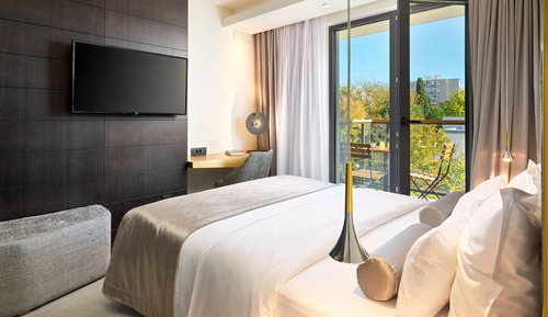 Habitación estándar con 1 cama doble o 2 individuales, balcón, vistas a la ciudad