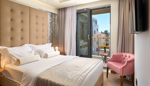 Habitación clásica con 1 cama doble o 2 individuales, balcón, vistas a la ciudad