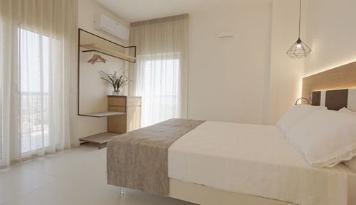 Habitación panorámica con 1 cama doble o 2 individuales, balcón, vistas al mar