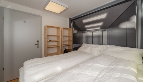 Im Fahrstuhl  / Elevator (external bathroom)