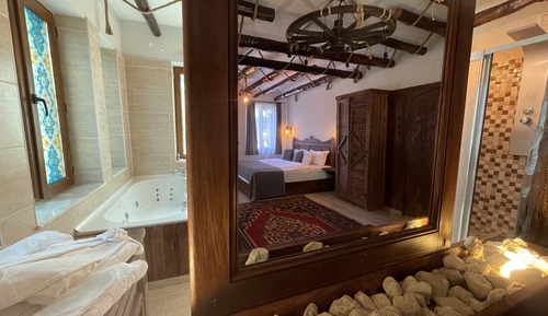 Suite de luna de miel, bañera de hidromasaje, vistas al jardín