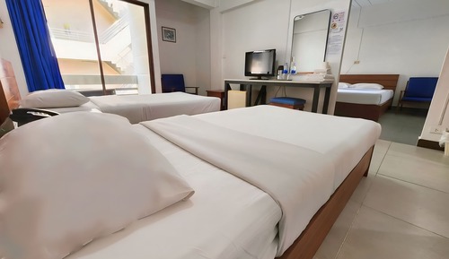 Deluxe Family Room with Two Bathrooms