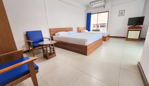 Habitación triple, varias camas