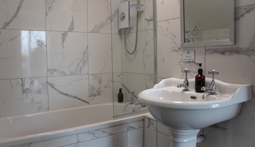 Habitación estándar con 1 cama doble o 2 individuales, vistas a la colina