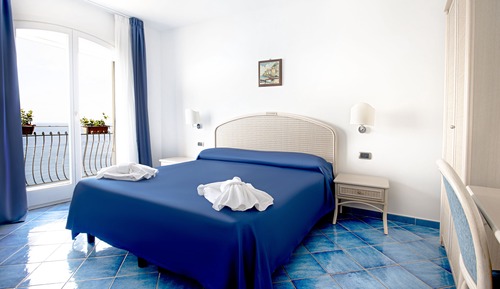 Habitación Deluxe con 1 cama doble o 2 individuales, balcón, vistas al mar