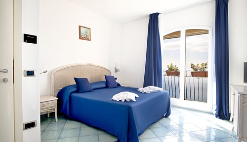 Habitación superior con 1 cama doble o 2 individuales, vistas al mar