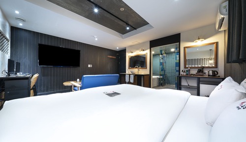 Suite (Check-in: Mon-Thu 6 PM, Fri-Sun 9 PM)