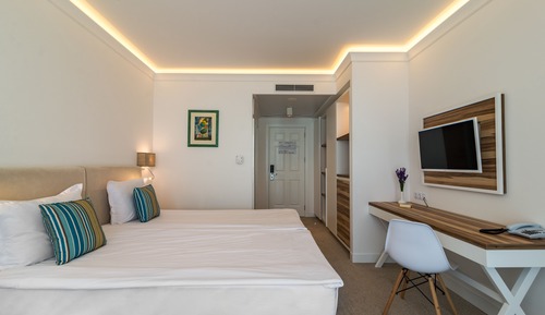 Habitación estándar con 1 cama doble o 2 individuales, balcón, vistas al mar