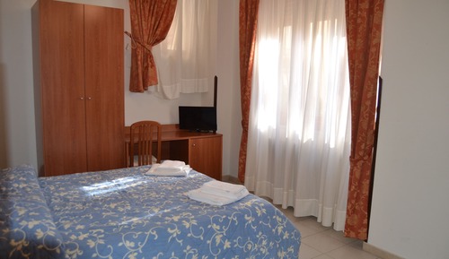 Habitación básica con 1 cama doble o 2 individuales, vistas al patio