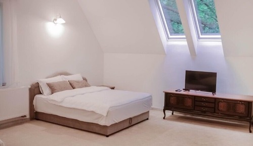 Royal Apartment, Garden View