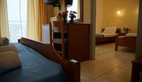 Habitación cuádruple, vistas parciales al mar