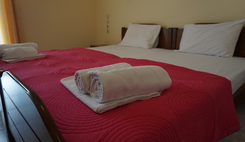 Habitación económica con 1 cama doble o 2 individuales, vistas parciales al mar