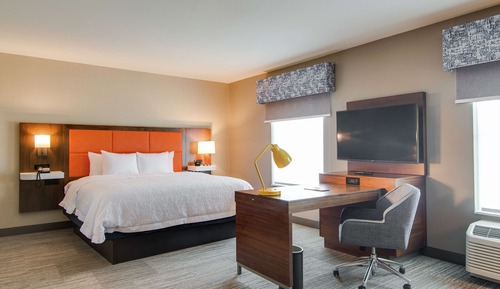Estudio, 1 cama de matrimonio grande, frigorífico y microondas (Wet bar)