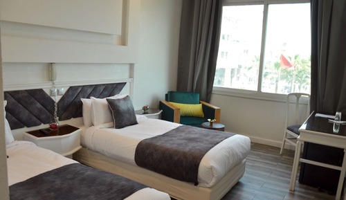 Habitación superior con 2 camas individuales, vistas al jardín