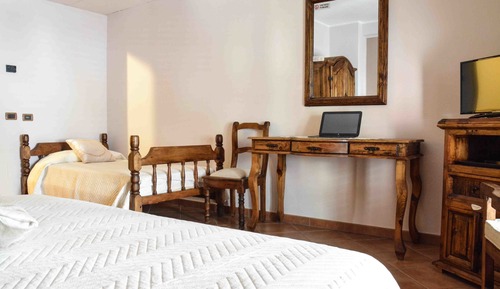 Habitación triple Confort, varias camas, vistas parciales al mar