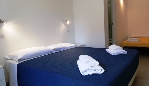 Habitación triple, balcón